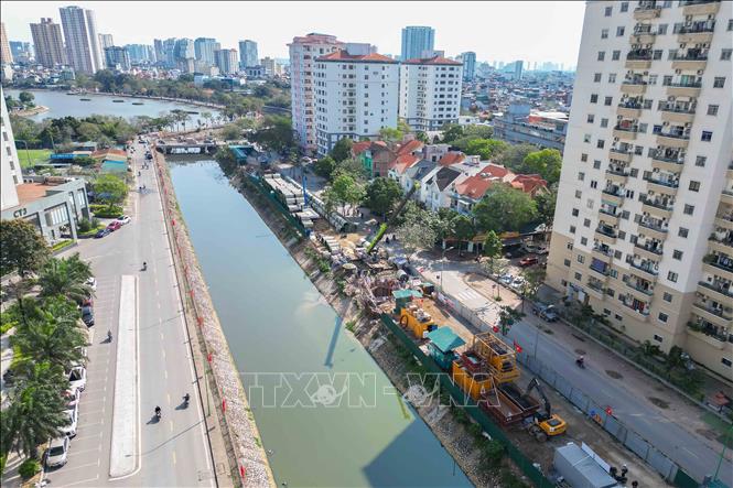 Mục tiêu của dự án là thu gom khoảng 75.000 m³ nước thải sinh hoạt mỗi ngày, hiện đang xả trực tiếp ra môi trường sông Lừ. Điều này không chỉ cải thiện chất lượng nước của sông Lừ mà còn giảm đáng kể lượng nước thải đổ vào hệ thống sông và hệ thống thoát nước nội đô, đặc biệt là sông Tô Lịch. (Ảnh: Phan Phương/TTXVN)